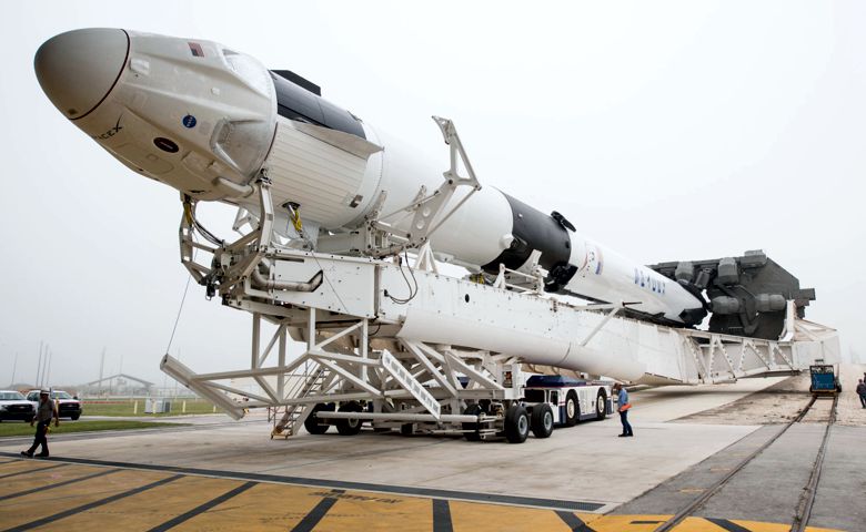 Astronautas da NASA e da Crew Dragon voltam da SpaceX para casa