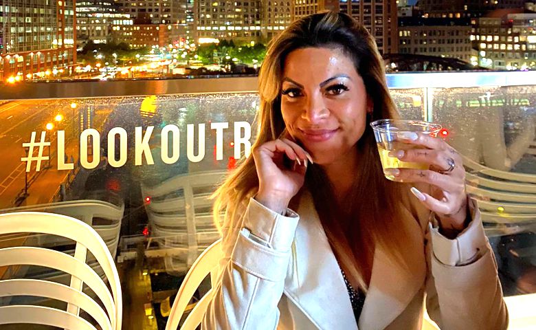 Viviane Ferreira em happy hour no Lookout Rooftop em Boston