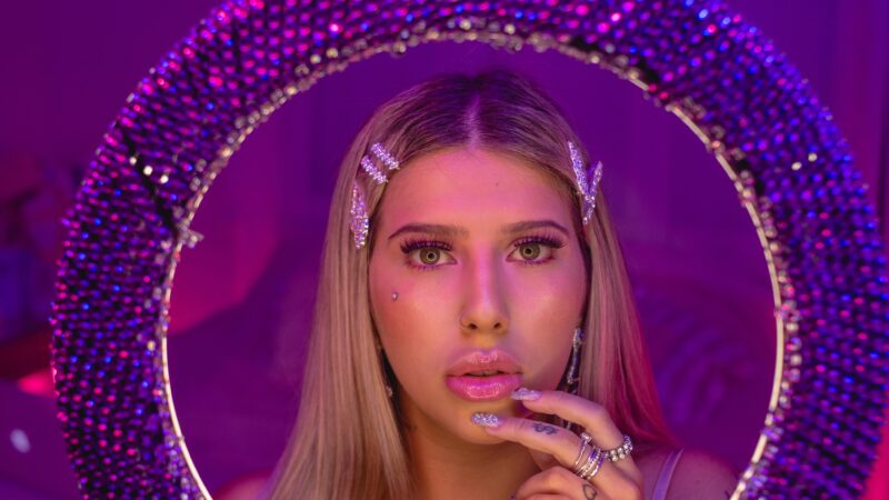 DJ e cantora Agatha cria Close Friends e é alvo de ataques na Internet