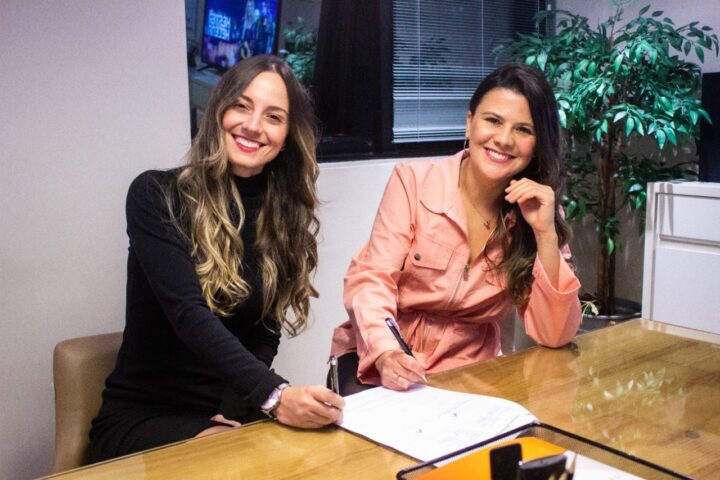 Paulla e Kamilla Retoque celebram contrato com escritório artístico