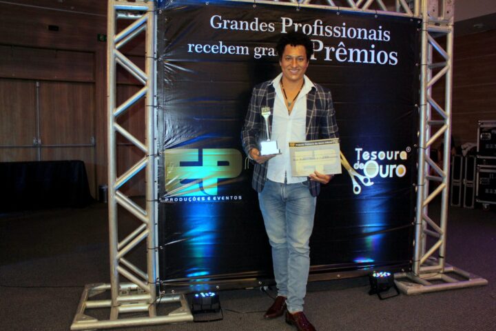 Lúcio Matias é homenageado na 4ª edição do Prêmio Tesoura de Ouro