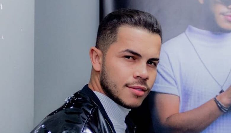 O cantor Gabriel Costta se apresenta no Réveillon Caldas Paradise