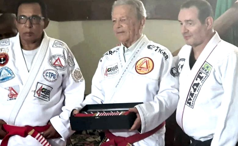 GM Carlos Robson Gracie recebe a Faixa Conde Koma - Foto: Helinho Bezerra