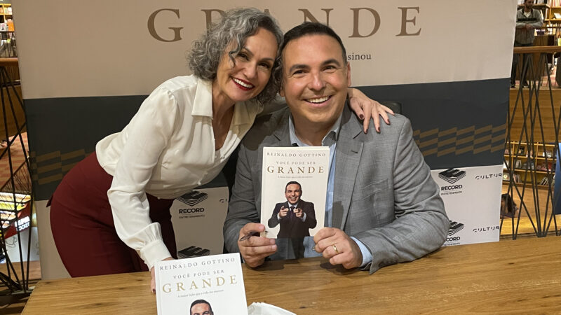 Faa Morena prestigia Reinaldo Gottino em lançamento de livro