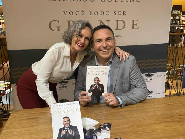 Faa Morena prestigia Reinaldo Gottino em lançamento de livro