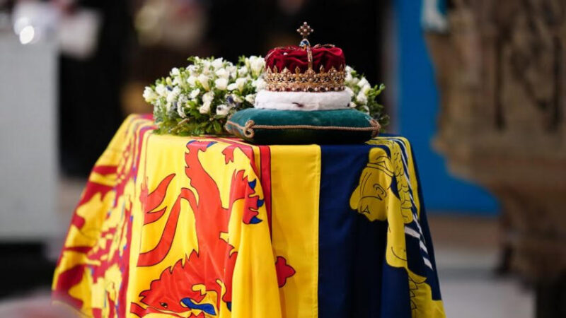 Caixão com corpo da Rainha Elizabeth II chega em Londres