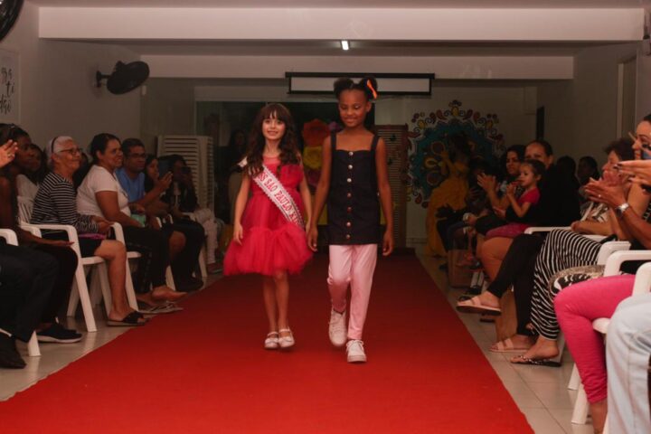 A modelo e atriz Paloma Barral participa do desfile Animê e Projetos Sociais