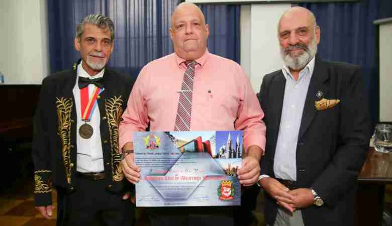 Dr Anderson Nascimento recebe diploma na sede da API