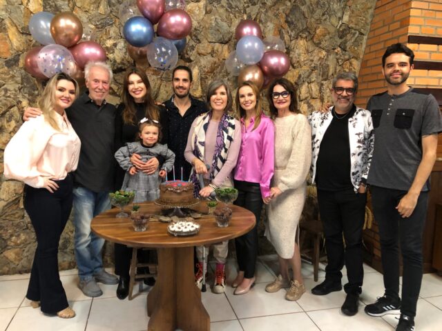 Modelo internacional, Júlia Pereira comemora aniversário em família