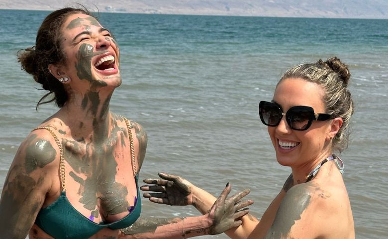 Luciana Gimenez se cobre de lama do Mar Morto em Israel