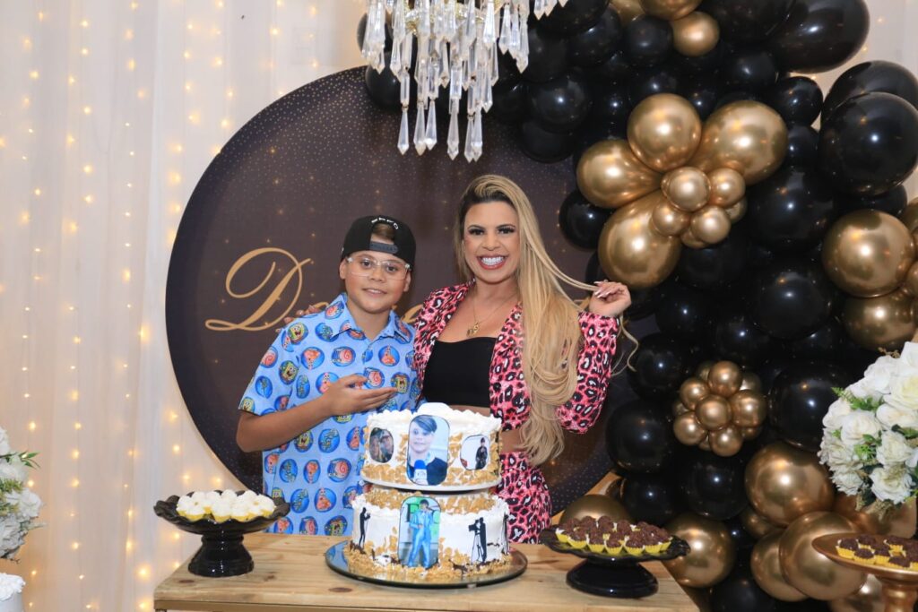  Victhor Reches reúne amigos e celebridades em uma festa luxuosa