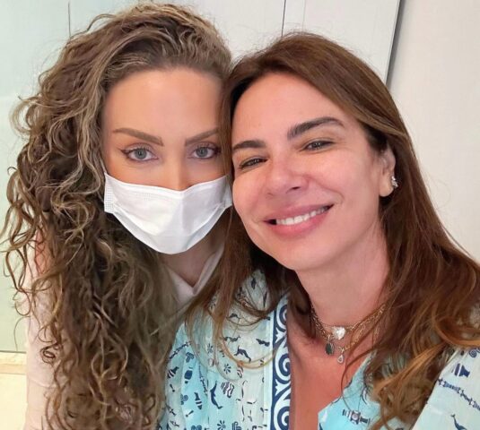 Fernanda Nichelle prestigia aniversário da paciente e amiga Luciana Gimenez