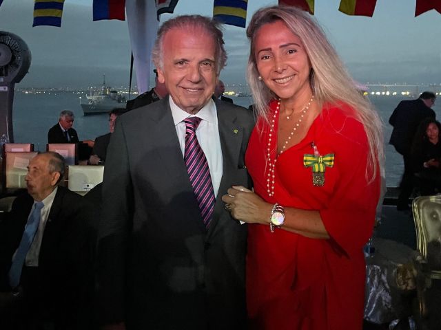 Claudia Cataldi recebe Medalha da Marinha