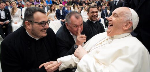 Sidney Oliveira inicia 2024 com nova bênção do Papa Francisco