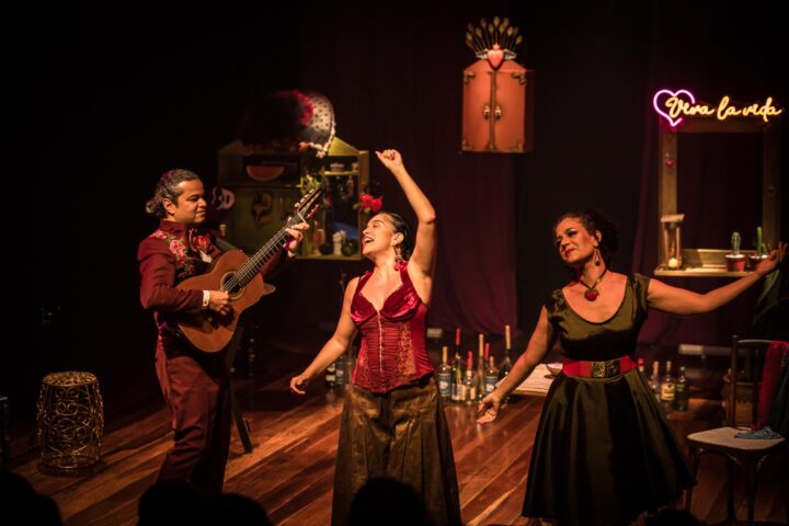 Teatro, histórias e canções. Peça musical retratando vida e obra de Frida Khalo