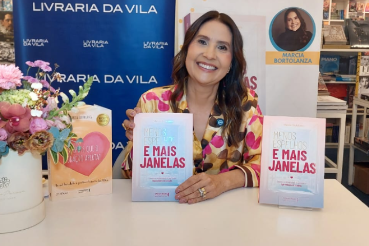 Marcia Bortolanza lança livro Menos Espelhos e Mais janelas.