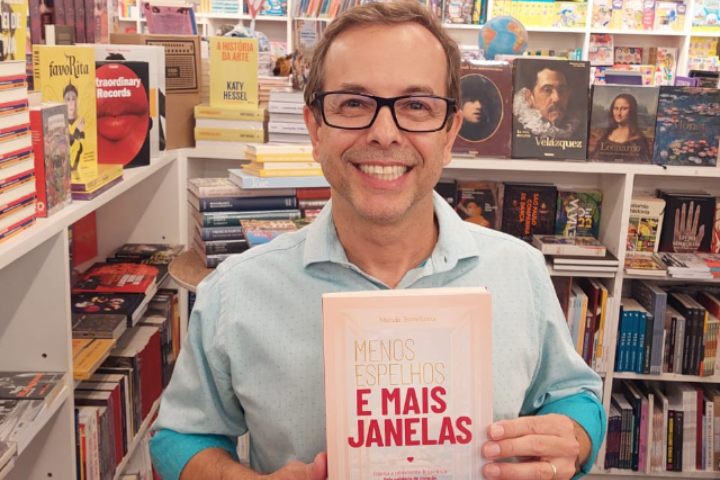 Marcia Bortolanza lança livro Menos Espelhos e Mais janelas.