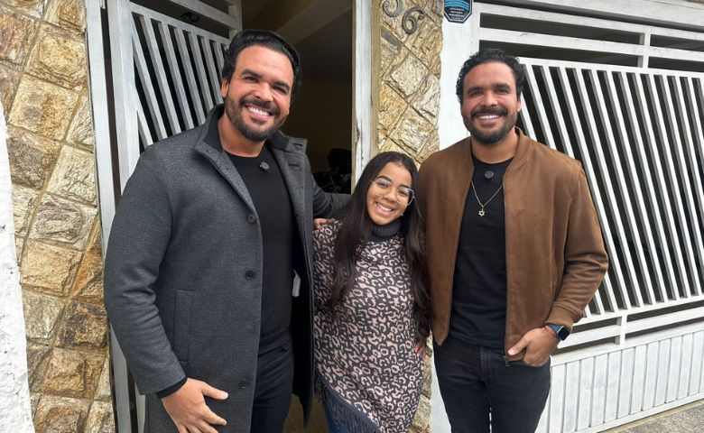 Gêmeos da Construção reforma quarto de cantora em São Paulo