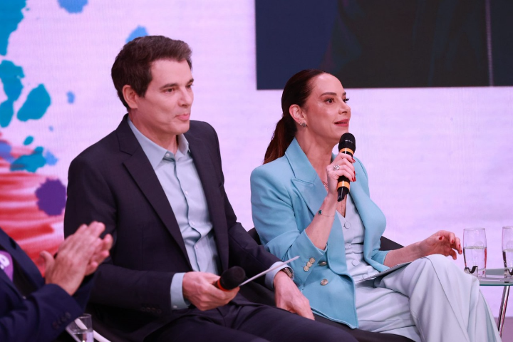 Celso portiolli e Silvia abravanel na coletiva teleton 2025