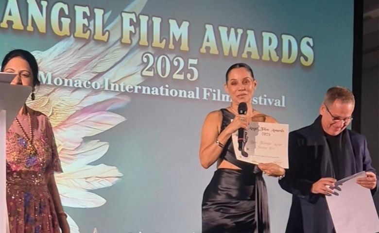 Mônica Carvalho vence prêmio de Melhor Atriz em Mônaco