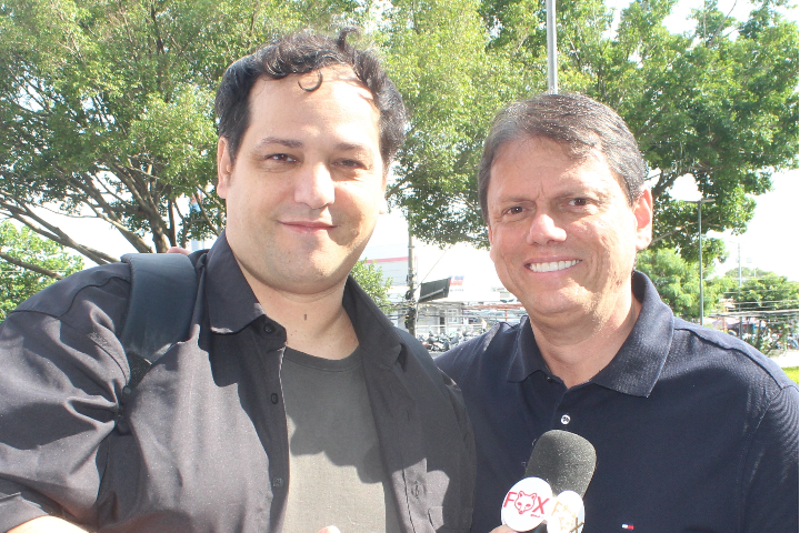 Renato Abate entrevista o Govenador de São Paulo Tarcísio de Freitas.
