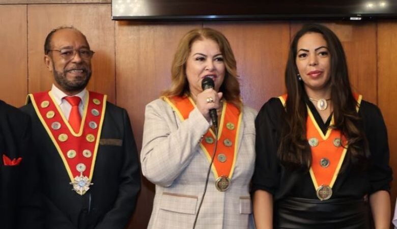 Câmara Municipal de São Paulo celebra trajetória de Cris Diaz com a Comenda Adeptus
