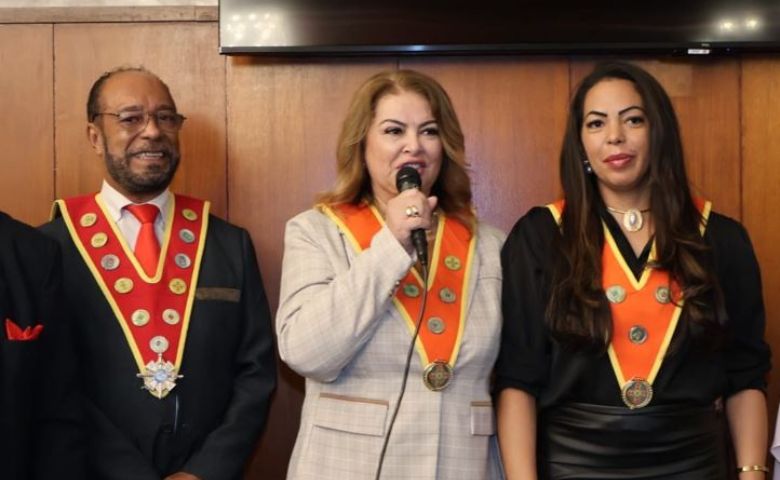 Câmara Municipal de São Paulo celebra trajetória de Cris Diaz com a Comenda Adeptus