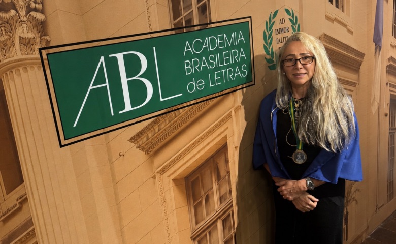 Claudia Cataldi recebe medalha da Academia Brasileira de Letras