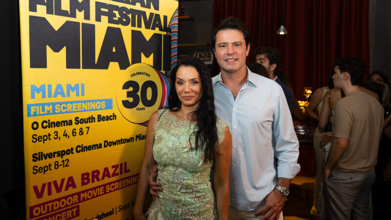 Mônica Carvalho emociona público em Miami e é aplaudida de pé em “Deixe-me Viver”