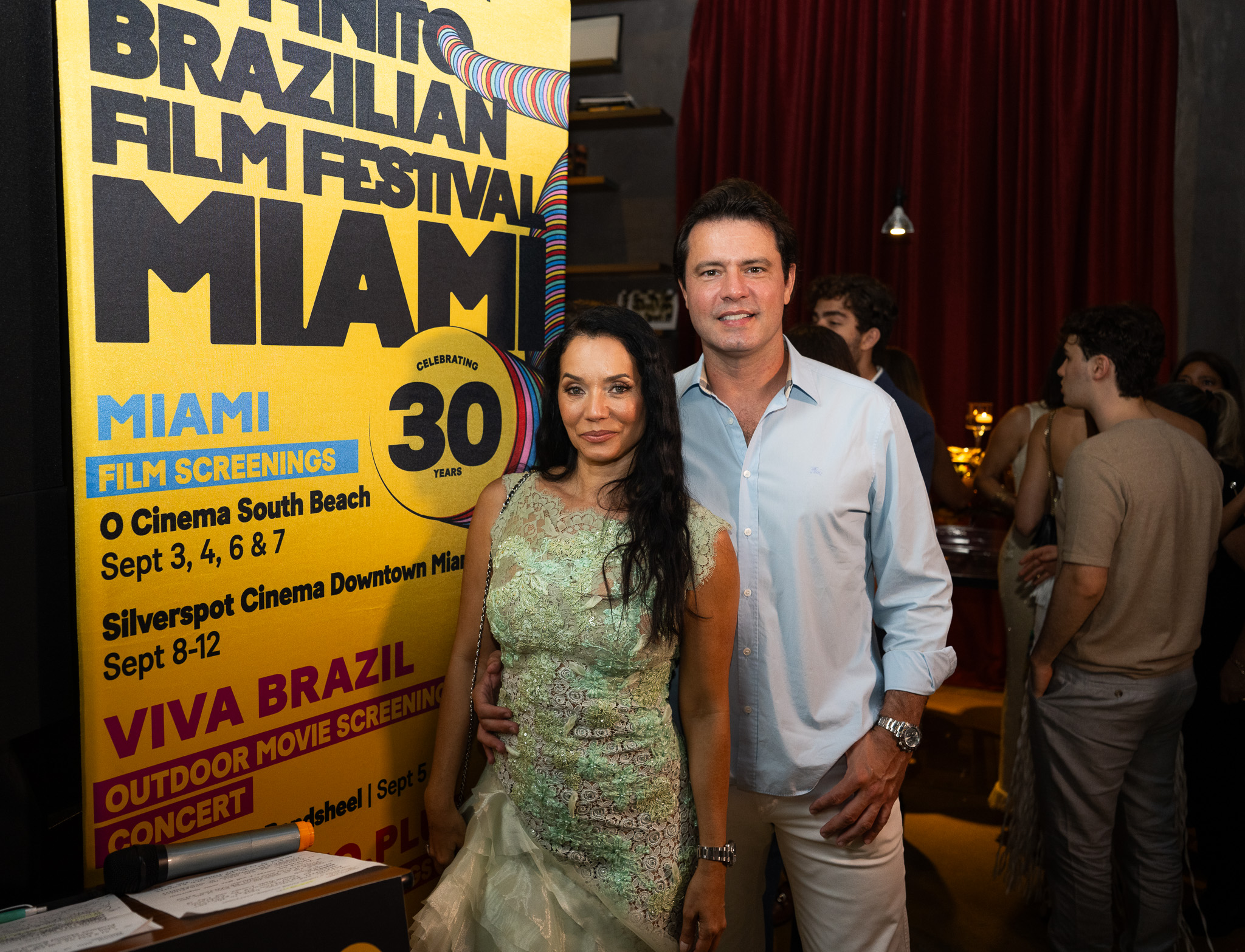 Mônica Carvalho emociona público em Miami e é aplaudida de pé em “Deixe-me Viver”